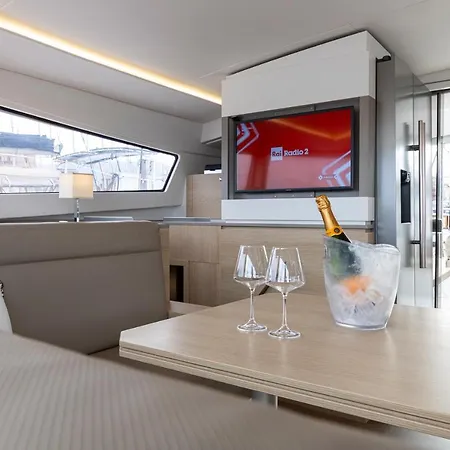 Magnolia House Boat Botel