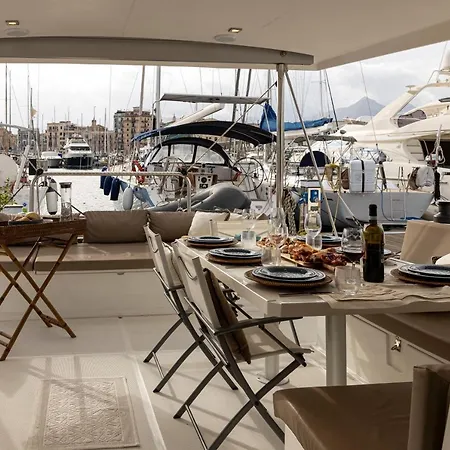 Botel Magnolia House Boat *