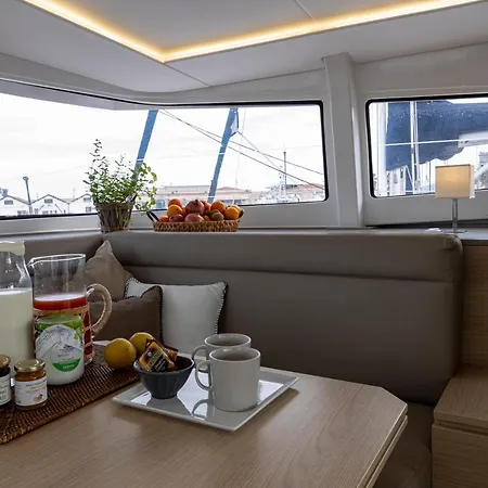 Magnolia House Boat Botel